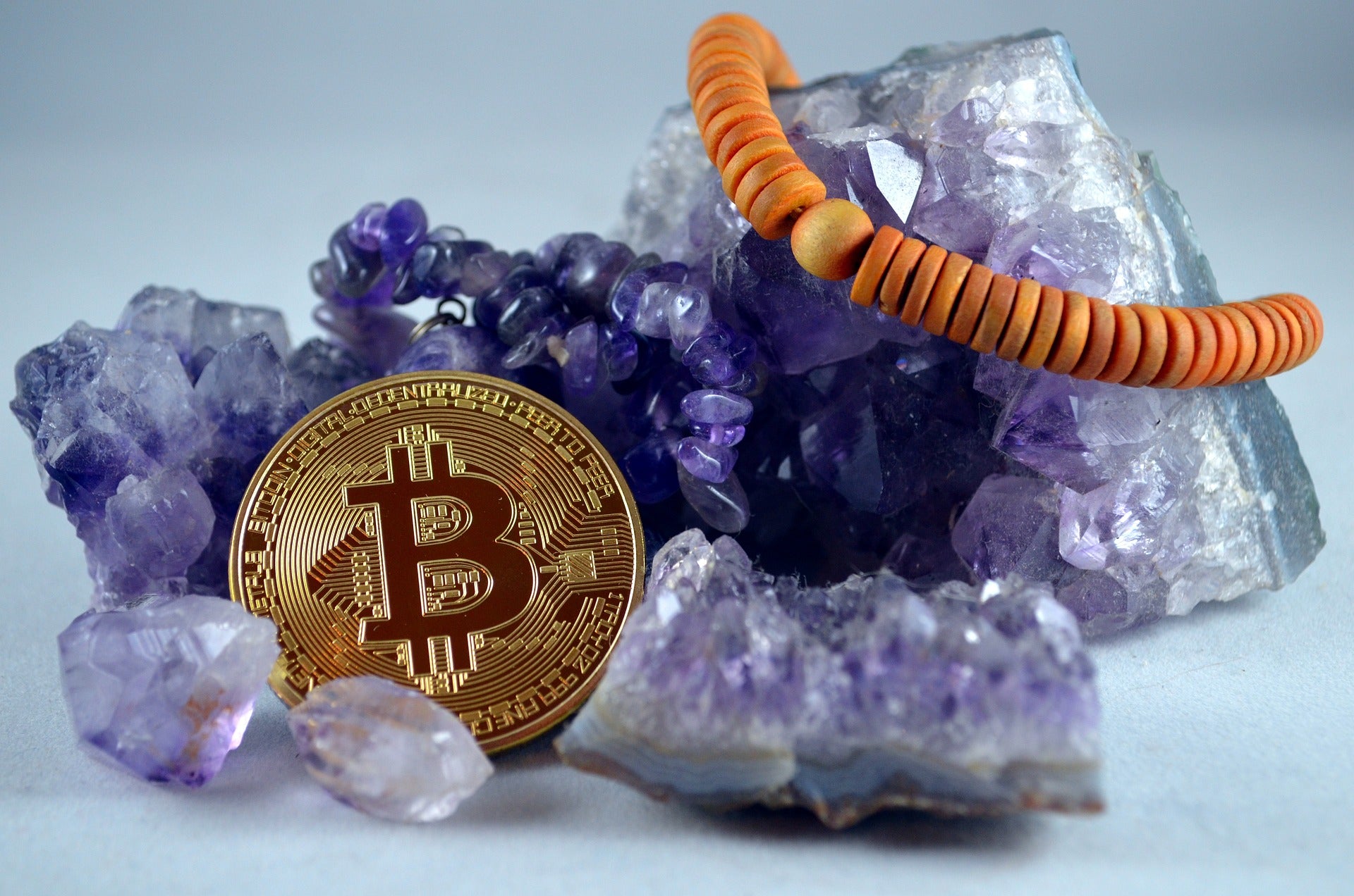 image d'illustration d'une pièce de bitcoin devant une pierre précieuse -top 5 des cryptomonnaies - 