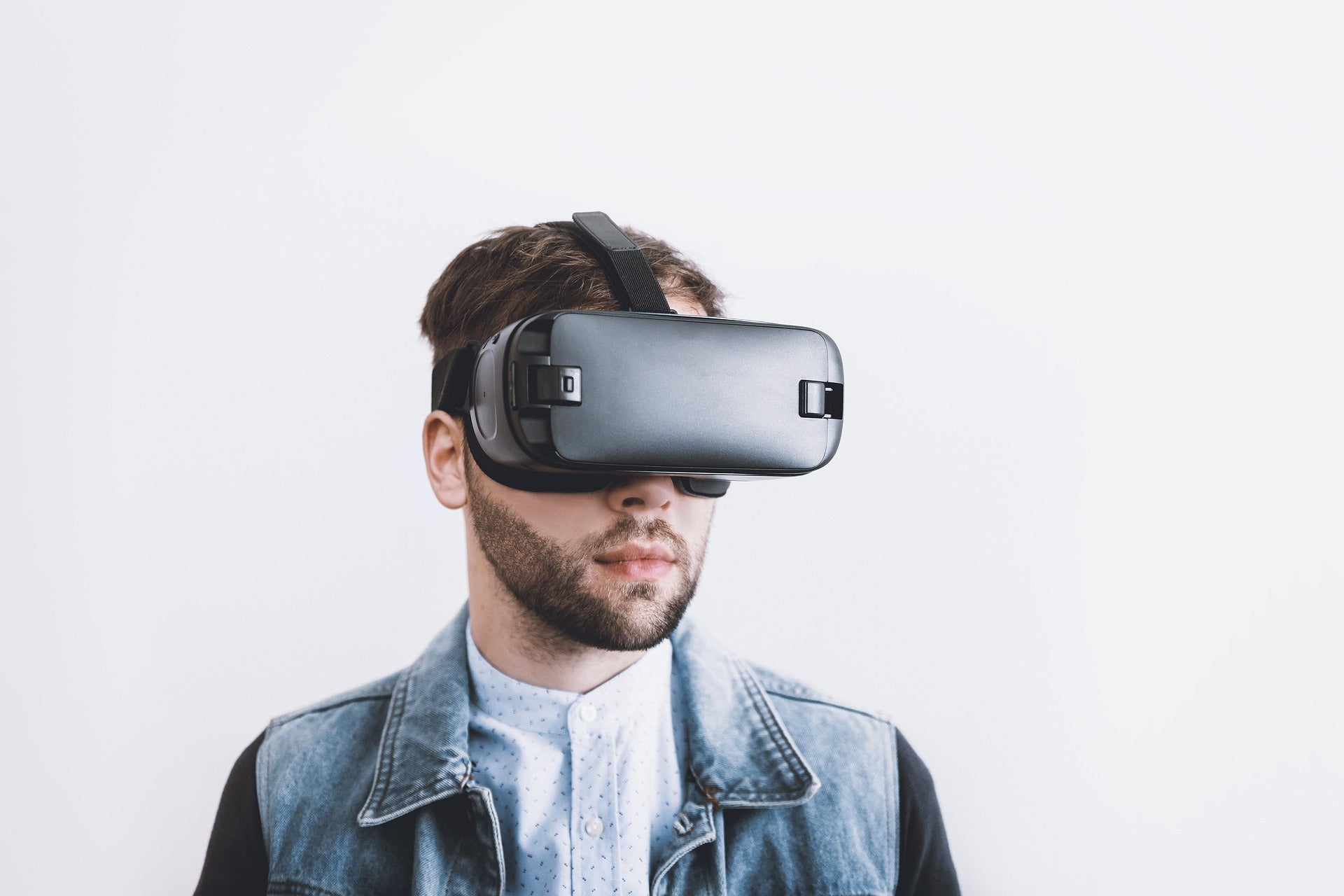 image d'illustration réalité virtuelle avec un homme portant un casque de VR